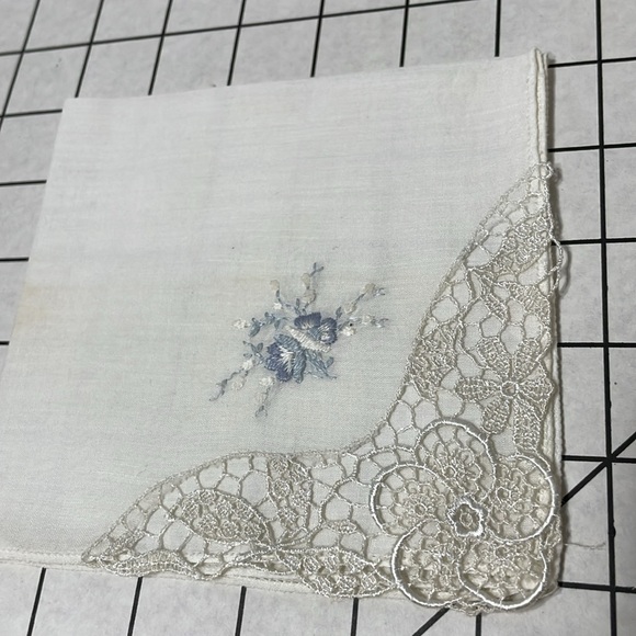 Lot of vintage handkerchiefs/linens w/embroidery and lace embellishments - Picture 5 of 16